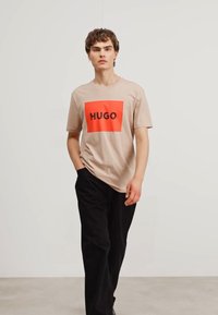 HUGO DULIVE - T-shirts med print - medium beige