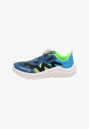 Blauwe en groene sportshoe met een bovenkant van mesh, zigzagpatroon en een ronde sluitknop. Witte rubberen zool met een gestructureerde grip.