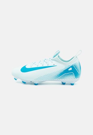 Botín de fútbol azul claro con una parte superior sintética, que presenta un swoosh azul y un diseño a rayas, punta puntiaguda y seis tacos moldeados para tracción.
