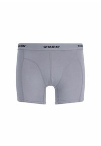 Sive boksershortse izrađene od mekog materijala, s crnim logom "CHASIN'" na elastičnom pojasu i kontrastnim šavovima.