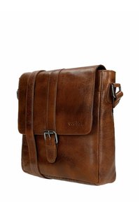 Borsa a tracolla in pelle marrone con pattina frontale, chiusura a fibbia metallica e tracolla regolabile. Finitura testurizzata con dettaglio del logo impresso.