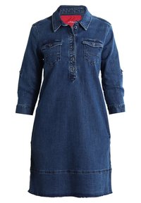 Vestido de mezclilla en azul oscuro con cuello de camisa, tapeta de botones en el frente, dos bolsillos en el pecho y mangas de tres cuartos.