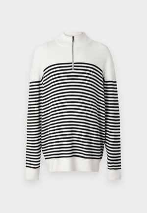 Halvdraget pullovertröja i vit och svart randig design, med ribbad krage, strukturerad stickning och enfärgade vita muddar och nederkant.