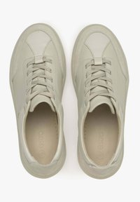 Světle šedé tenisky s hladkým koženým svrškem, kulatou špičkou, šněrováním v přední části a polstrovaným interiérem. Jemné texturované akcenty po stranách.