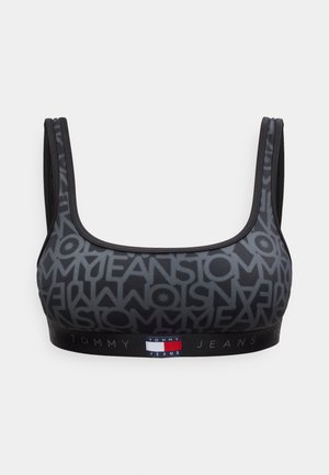 Juodas sportinis liemenėlė su pilku „Tommy Jeans“ viso paviršiaus raštu ir elastine juosta priekyje centre su Tommy Hilfiger vėliavos logotipu.