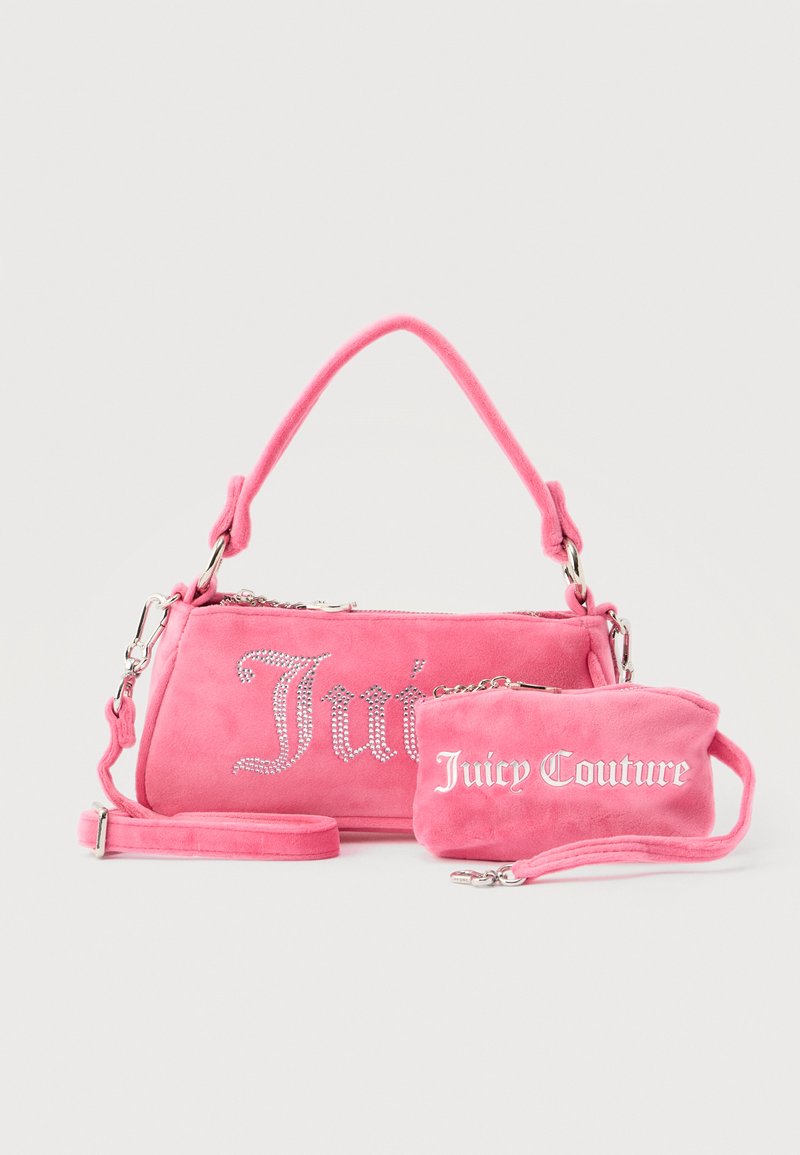 Δύο ροζ τσάντες Juicy Couture, η μία μεγαλύτερη με κρυστάλλινα γράμματα και χερούλι, η άλλη μικρότερη με λευκά γράμματα και λουράκι καρπού, σε γκρι φόντο.