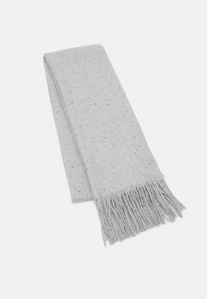 Lichtgrijze wollen sjaal met kleine donkere vlekjes, gevouwen met franjes aan de uiteinden op een effen witte achtergrond.