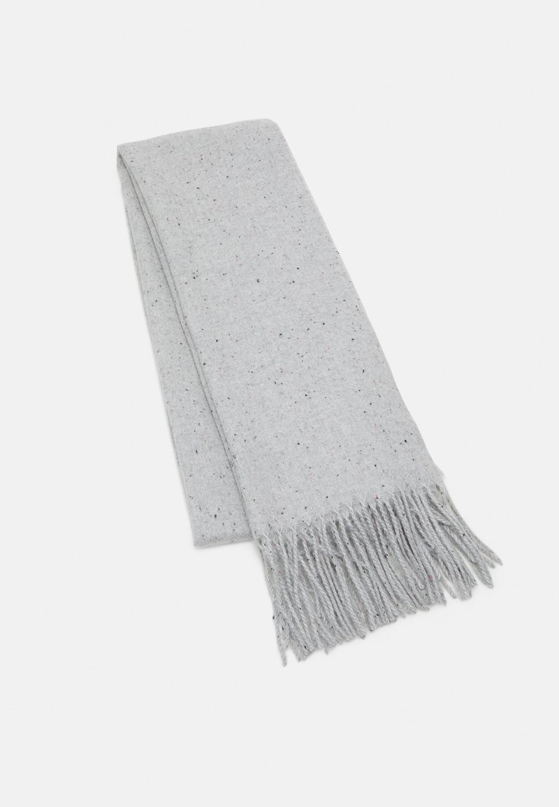 Écharpe en laine gris clair avec de petites taches foncées, pliée avec des extrémités à franges sur un fond blanc uni.