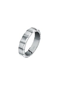 Anello argentato elegante con un design segmentato, bordi lisci e arrotondati e una finitura lucida, che mette in mostra un'estetica geometrica moderna.