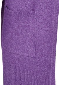 Tissu tricoté violet avec une poche plaquée rectangulaire et un détail de bord-côte sur un vêtement.