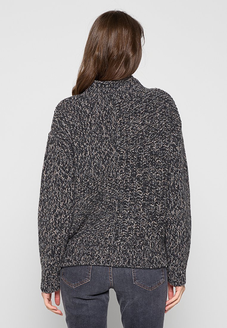 Gestrickter Pullover in Dunkelgrau mit einem strukturierten Muster, ausgestattet mit einem hohen Kragen und überschnittenen Schultern. Lässige Passform mit langen Ärmeln.