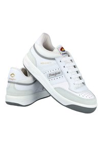 Zapatillas blancas con detalles en gris, con perforaciones, cordones planos y suela acolchada. Presenta el logo en la lengüeta y el talón, diseño elegante.