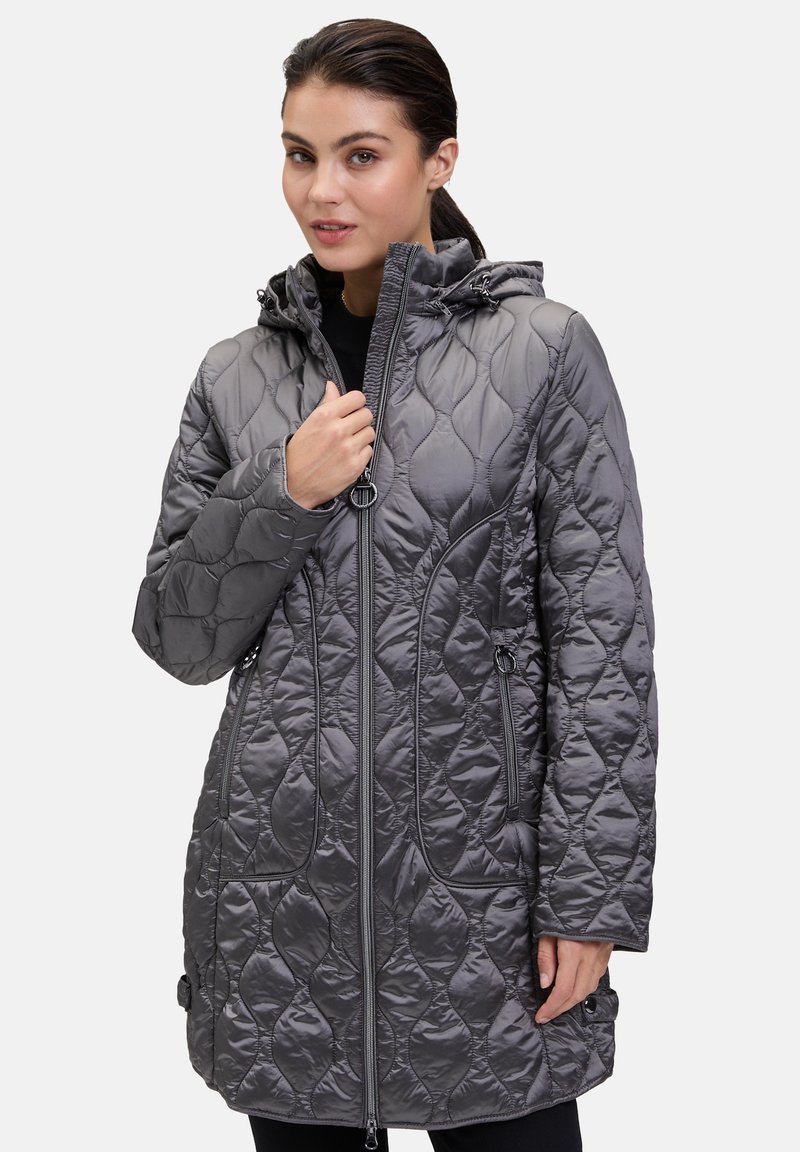 Grijze gewatteerde pufferjas met een capuchon, voorzien van een ritssluiting aan de voorkant, trekkoordaccenten en zijzakken. Gladde, glanzende textuur.