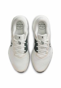 Zapatillas deportivas blancas con detalles grises, parte superior de malla, punta redonda y cordones planos. Incluyen la marca Nike y el texto "Comfort" en la plantilla.