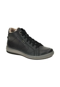 Sneaker alta in pelle nera con suola in gomma grigia, pannelli laterali testurizzati e lacci neri. Fodera interna morbida visibile alla caviglia.