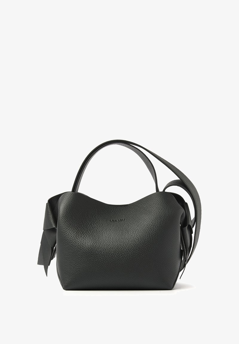 Zwarte leren handtas met een gestructureerd oppervlak, gebogen vorm en een enkele schouderriem. Bevat een decoratieve strik aan één kant.