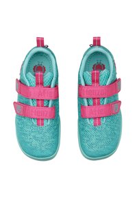 Zapatos de tela turquesa con correas de Velcro rosas, punta redondeada, superficie texturizada y un logo de personaje de dibujos animados en el talón.