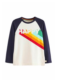 Majica z dolgimi rokavi s belim telesom, temnomodrimi rokavi, diagonalnim mavričnim trakom in besedo "SREČEN" z velikimi tiskanimi črkami.