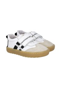 Zapatillas blancas con acentos negros, correas de Velcro y una puntera de ante beige. Suela de goma texturizada con forma redondeada.