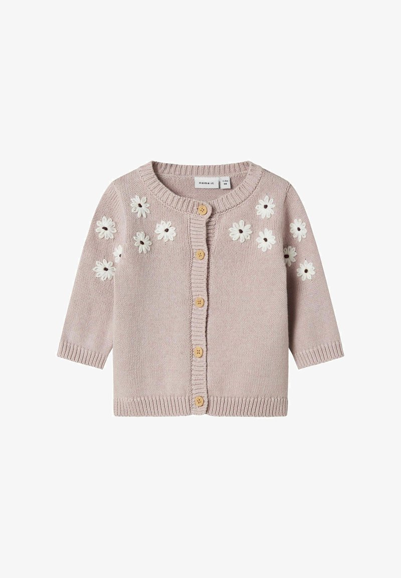 Ljusrosa stickad cardigan med vita broderade blommor, rund halsringning och träknappar framtill. Ribbstickade ärmslut och nederkant.