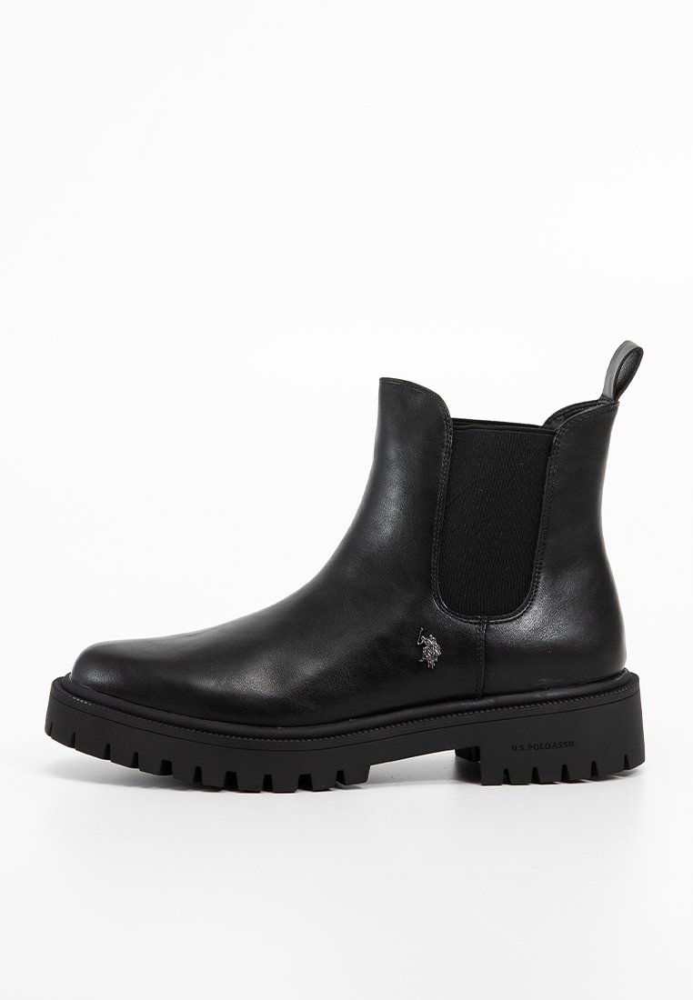 Stivale Chelsea in pelle nera con pannelli laterali elasticizzati, suola in gomma texturizzata e un accento del logo sul lato esterno.