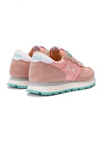 Baskets en daim rose avec des accents menthe et des languettes blanches au niveau du talon. Elles disposent d'une semelle rembourrée et de lacets blancs. Design de logo distinct sur le côté.