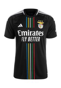 Czarna koszulka z krótkim rękawem z białym napisem "Emirates" oraz kolorowymi pionowymi paskami (niebieskim, żółtym, zielonym, czerwonym) i logo klubu na piersi.