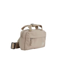 Beige Stoff Umhängetasche mit doppelten Griffen, vorderer Reißverschluss-Tasche, verstellbarem Riemen und markiertem Logo-Patch. Glatte Textur mit minimalistischem Design.