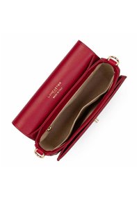 Portafoglio in pelle rossa con una texture liscia, dotato di un ampio interno con due compartimenti, dettagli in hardware dorato e marchio impresso.