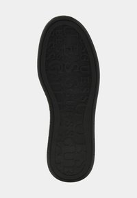 Semelle de chaussure en caoutchouc noir avec un motif de marque "GUESS" en relief, design plat, texture lisse, bords arrondis et profil de semelle minimal.