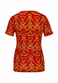 Korte mouw t-shirt in felrood met een goud barokstijl patroon, met ingewikkelde krullen en versieringen door de stof heen.