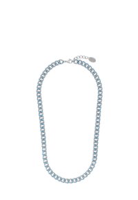 Collana in metallo con catena che presenta anelli alternati in argento e blu chiaro, dotata di chiusura a moschettone e catena regolabile. Texture liscia su tutta la superficie.