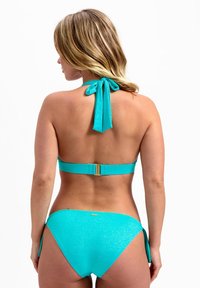 Turkusowy zestaw bikini z halterem i wiązaniem, teksturowany materiał oraz złoty zamek z tyłu.