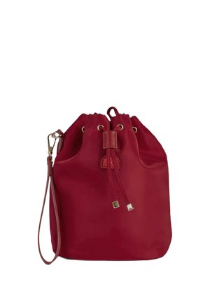 Borsa a secchiello in pelle rossa con coulisse, cinturino da polso e piccolo logo impresso sul davanti su sfondo bianco.