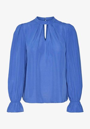 Blå blus med hög krage, veckad fram och långa puffärmar. Har en nyckelhålsöppning och elastiska ärmslut. Slät textur.