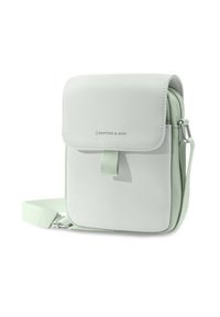 Borsa a tracolla verde menta con una finitura morbida, chiusura a patta e tracolla regolabile. Presenta un logo del marchio sul davanti e una texture liscia.