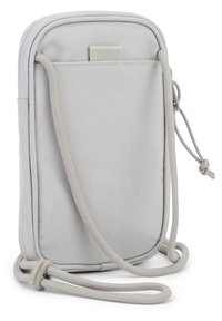 Borsa a tracolla grigia in tessuto con superficie texturizzata, bordi arrotondati e tracolla regolabile. Presenta una tasca anteriore e una linguetta di chiusura.