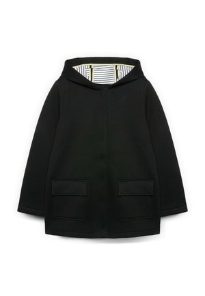 Musta hupputakki, jossa on kaksi etutaskua ja huppuun sisäpuolelle beige-mustaraidallinen vuori.