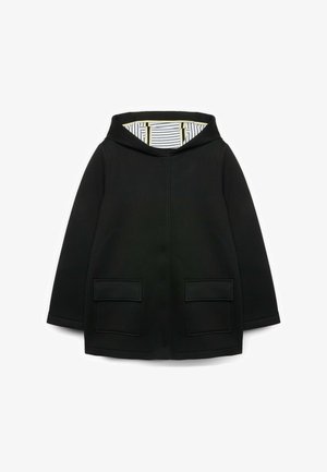 Abrigo negro con capucha, dos bolsillos delanteros con solapa y forro interior a rayas beige y negras en la capucha.