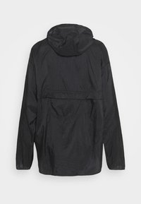 Zwarte lichtgewicht jas met een capuchon, met een gestructureerde afwerking, losse pasvorm en een horizontale naad over de bovenrug. Geen zichtbare hardware.