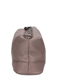 Borsa in pelle sintetica color taupe con forma rettangolare, chiusura a zip nella parte superiore e superficie testurizzata. Presenta una zip e un tirazip di colore argento.