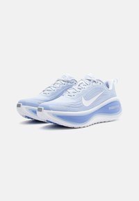 Světle modré sportovní boty s texturovaným svrškem, bílým logem Swoosh a silnou, měkčenou podrážkou s akcenty ve světle modré barvě.