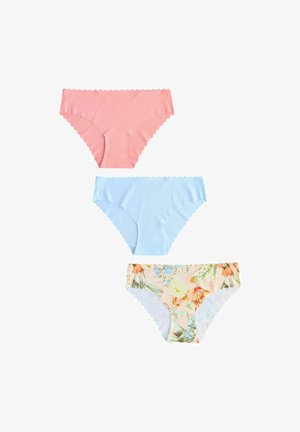 Tre kvinders bikini-style undertøj i lyserød, lyseblå og blomsterprint med bølgekant på hvid baggrund.