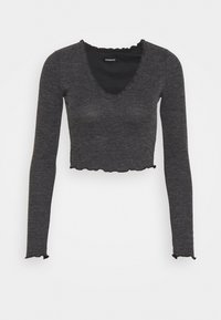 Ciemnoszary prążkowany krótki top z długim rękawem, z ozdobnym dekoltem w kształcie litery V i falbankowymi detalami na krawędzi, wykonany z miękkiej dzianiny.