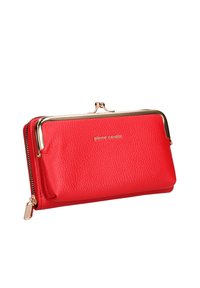 Portafoglio in pelle rossa con finitura testurizzata, chiusura dorata e dettaglio con zip. Presenta il nome del marchio "pierre cardin" impressa sul davanti.