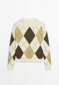 Cremefarbener Strickpullover mit großem braunem, beige-weißem Rautenmuster und dezenten grünen Diamantnähten, Rückansicht.