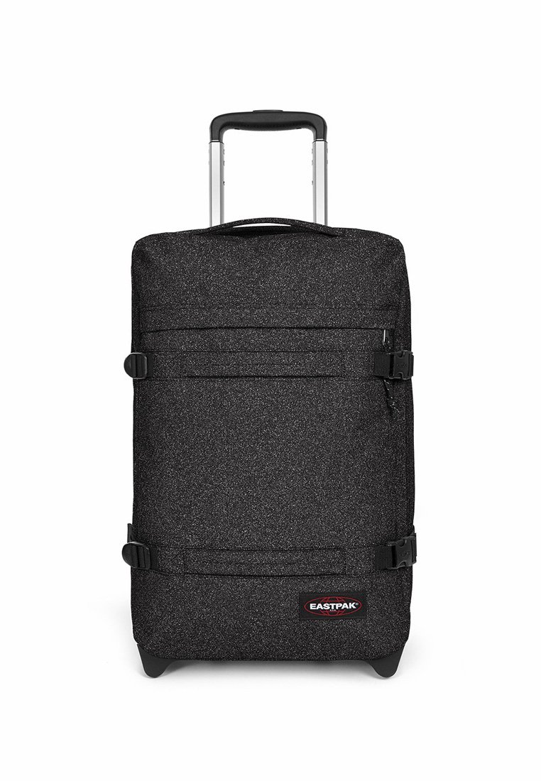 Svart resväska med hjul och strukturerad yta, med två framremmar, sidofäste och ett utdragbart handtag. Eastpak-logotypen syns.