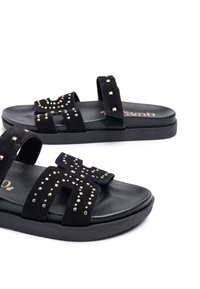 Sandali in suede nero con due ampie cinghie decorate da borchie dorate, un plantare imbottito in nero e una suola spessa nera.