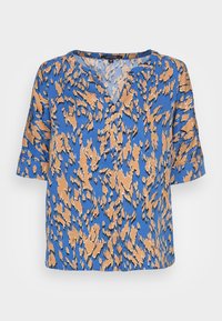 Top blu con scollo a V e maniche corte, caratterizzato da un motivo astratto arancione e nero. Il tessuto è liscio, leggero e fluido.