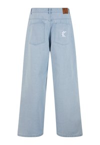 Jeans de denim azul claro de pierna ancha con una cintura alta, que cuentan con dos bolsillos traseros y una etiqueta de cuero con la marca. Detalle del logo bordado sutil.